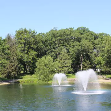A sunny day with the fountains in Dreamland Lake in Decatur IL